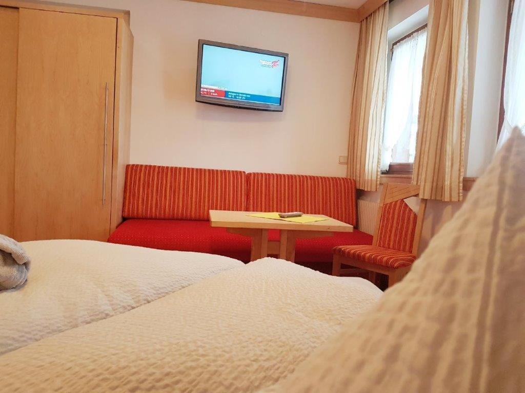 Gaestehaus Dorfbaeckerei Тукс Экстерьер фото