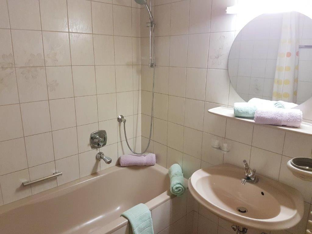Gaestehaus Dorfbaeckerei Тукс Экстерьер фото